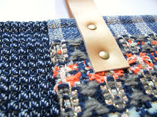 Charger l&#39;image dans la galerie, Cabas MONA en coton gaufré bleu marine et tweed précieux de coton, laine, lurex et non-tissé. Anses en cuir camel irisé. Fait-main à Paris en petite série
