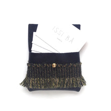 Charger l&#39;image dans la galerie, Porte-cartes OLIVIA en cuir noir et tissage de laine vert olive et lurex doré Fermeture par un bouton de col doré Fait-main à Paris en petite série
