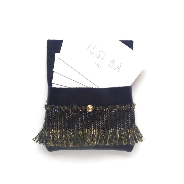 Porte-cartes OLIVIA en cuir noir et tissage de laine vert olive et lurex doré Fermeture par un bouton de col doré Fait-main à Paris en petite série