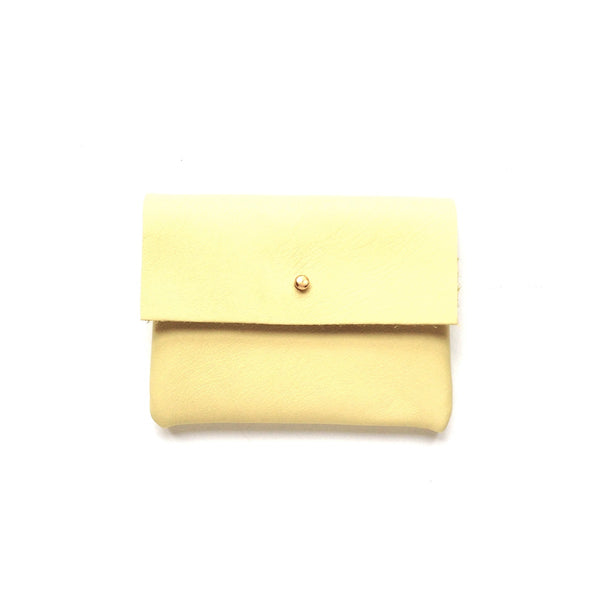 Porte-cartes SUNNY en cuir de veau souple jaune pâle Fermeture par bouton de col doré Fait-main à Paris en petite série